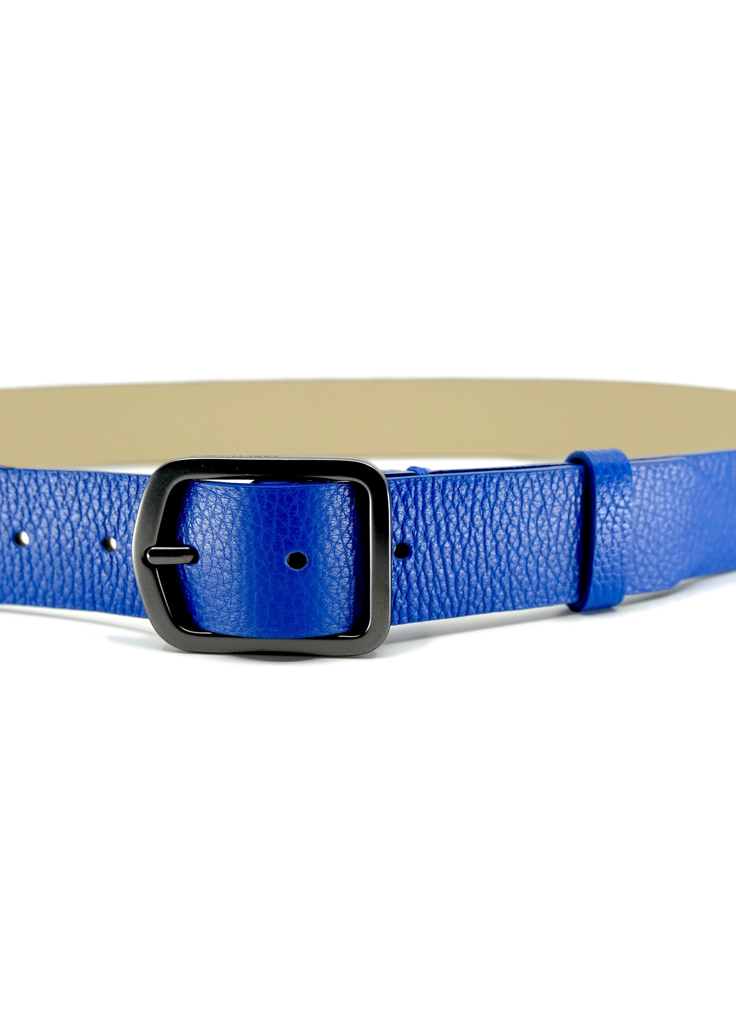 Close-up of the Betty Blue Grunge Belt in pebble-grain leather with a matte black buckle and a tan interior.