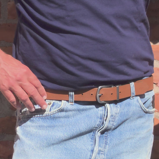Lifestyle shot of the Two-Face Belt’s Smokey Cognac-grained side worn with light blue jeans and a navy t-shirt.